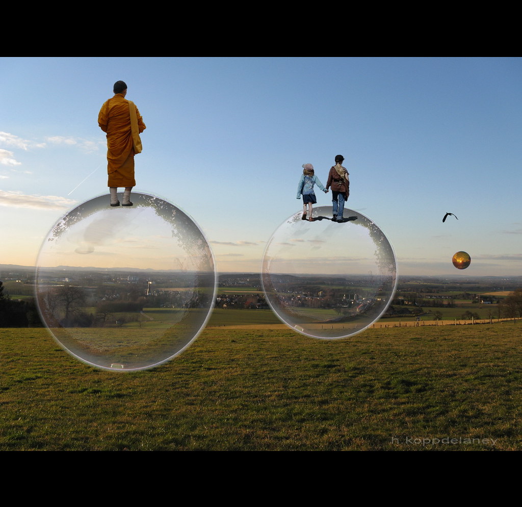 Symbolische weergave van Carl Jungs psychologische concepten door een lucide dromer's reis in surrealistische bellen boven een landschap