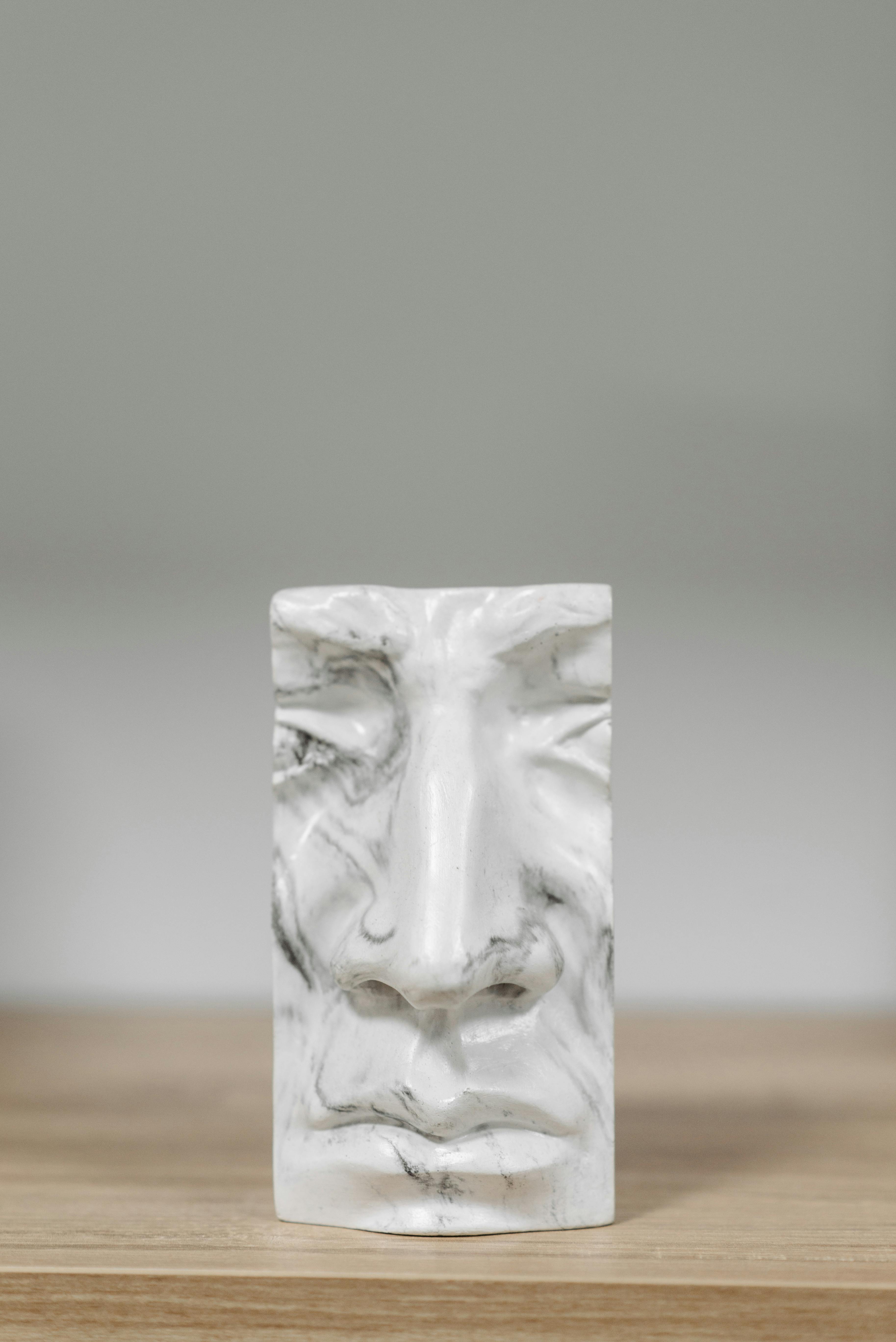 Moderne abstracte kunstinstallatie concept met getextureerde oppervlakken en dynamische vormen, die innovatieve artistieke creatietechnieken in een minimalistische galerieruimte laten zien