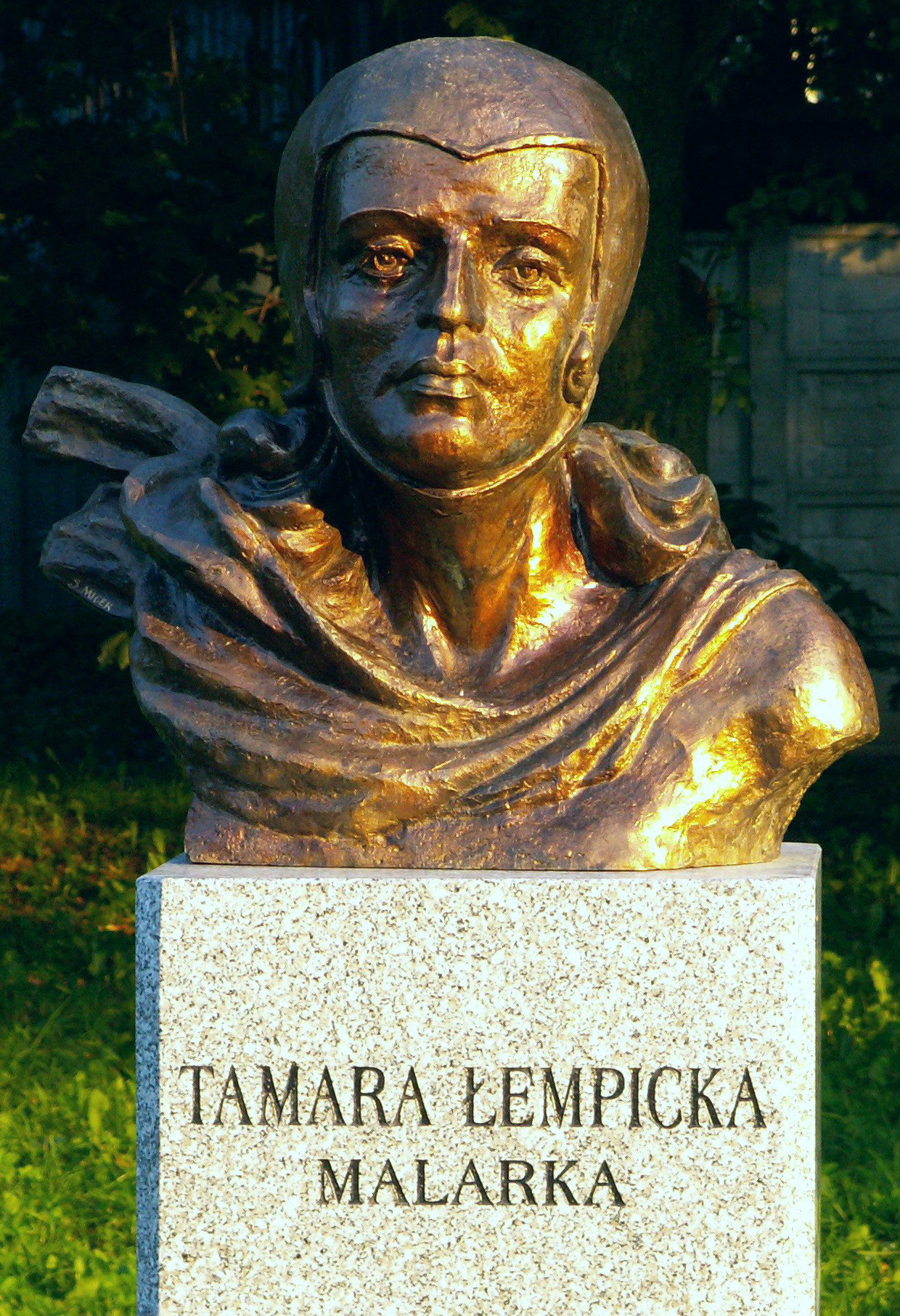 Bronze bust sculpture of famous Art Deco painter Tamara Łempicka, inscribed 'Tamara Łempicka Malarka'.