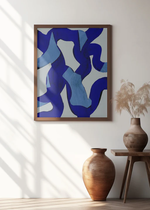 Abstract schilderij met krachtige blauwe penseelstreken op een lichtgrijze achtergrond, hangend aan een witte muur boven twee bruine vazen op een houten tafel.