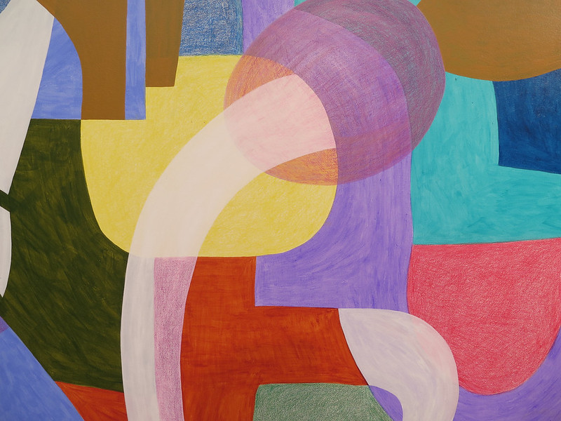Abstracte compositie met overlappende transparante geometrische vormen in verschillende kleuren.